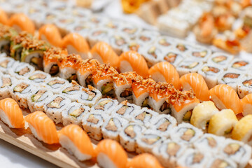 Plateau de sushis et sashimis pr&eacute;sent&eacute; lors du cocktail cuisine du monde