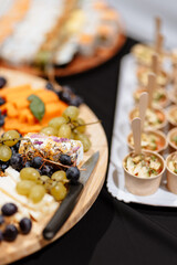 Plateau de fromages et de fruits