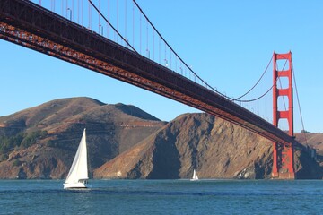 Obraz premium Golden Gate Bridge With Sailboat