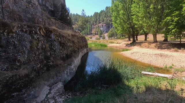 Laguna en el ca&ntilde;&oacute;n del rio lobos