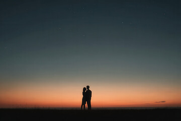 Obraz premium couple passionately kisses against backdrop of breathtaking sunset sky creating intimate moment