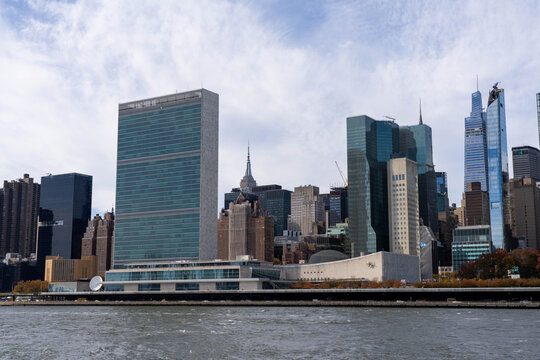 Fototapeta United Nations Secretariat Building in Midtown Manhattan Seen from Roosevelt Island