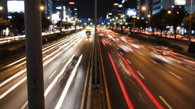 Vista desde c&aacute;mara de vigilancia en la calle de coches movi&eacute;ndose r&aacute;pidamente en la carretera