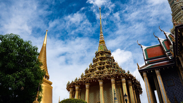 grand palace bangkok luxurious ornate traditional architecture