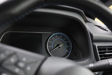 Obraz premium 電気自動車の充電中を示す緑ランプ。スピードメーター。