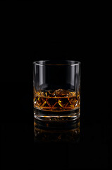 黒と琥珀の二色構成がブランドカラーを選ばず幅広いテンプレートに親和的. 生成AI