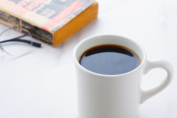 香りのよい淹れたてのコーヒーを飲みながら、のんびり読書を楽しんでいるイメージ
