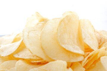 ポテトチップス - お皿に山盛りのポテトチップス
