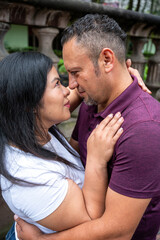 Naklejka premium Romantic eye contact in lush Mexico City garden