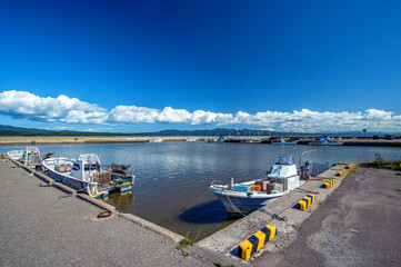 【青森県十三漁港】シジミ採り漁が盛んな漁港。鎌倉時代には十三湊（とさみなと）と呼ばれて栄えた湊。
