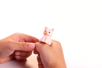 猫の玩具を持つ幼児の手