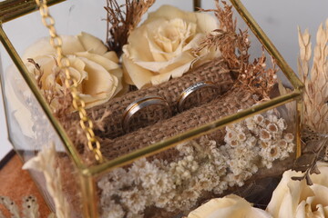 wedding rings bouquet