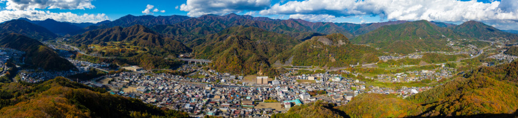 紅葉の大月市のパノラマ風景