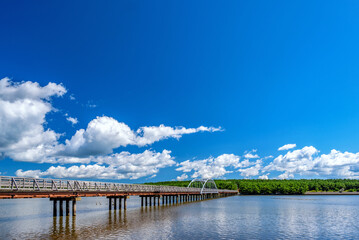 【青森県十三湖】中の島が見える景色。鎌倉時代には十三湊（とさみなと）と呼ばれて栄えた湊があった。