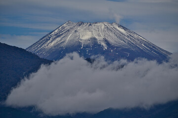 雲の切れ目から富士山