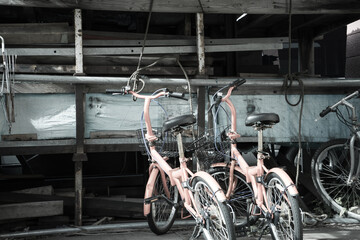 チェーンで繋がれた自転車