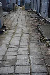 路地のガタガタした道