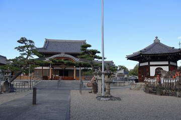 荒子観音寺本殿と六角堂