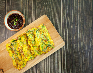 도마 모양의 접시에 올린 한국의 육전
