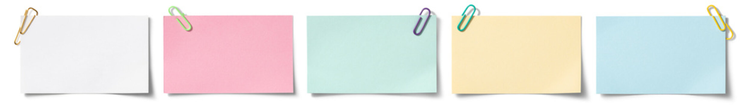 ペーパークリップの留められた、カラフルな名刺大のメモ。もしくはカード