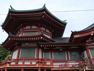 Fototapeta premium 曇り空と辨天堂