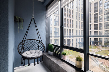 Obraz premium Sophisticated balcony garden with comfortable hanging seat addition