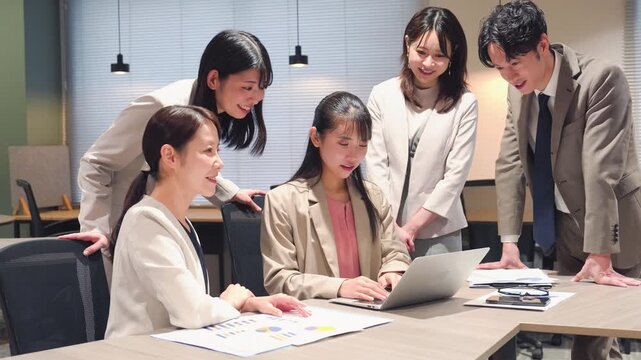 オフィスで働くビジネスパーソン