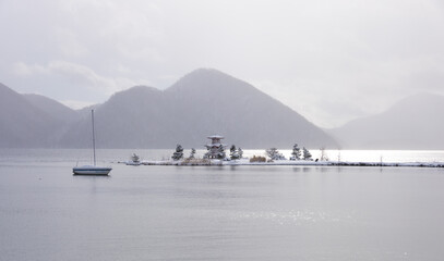 Lake Toya bathed in white light and the silence of yachts