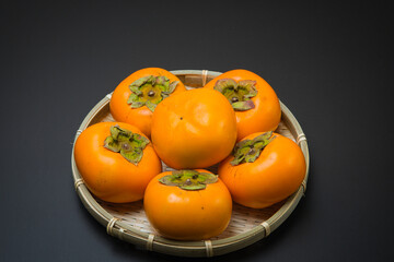 美味しい秋の自然の恵み　柿をたくさん並べて