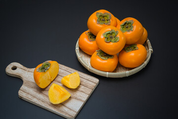 美味しい秋の自然の恵み　柿をたくさん並べて