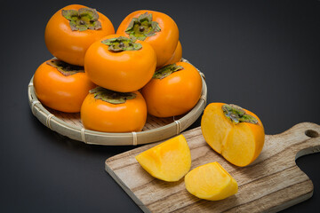 美味しい秋の自然の恵み　柿をたくさん並べて