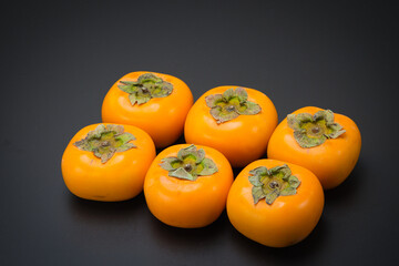 美味しい秋の自然の恵み　柿をたくさん並べて