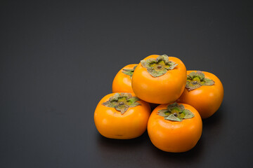 美味しい秋の自然の恵み　柿をたくさん並べて