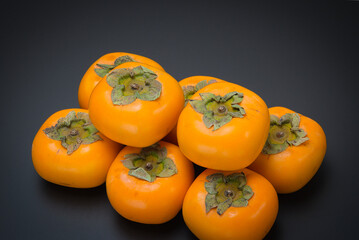 美味しい秋の自然の恵み　柿をたくさん並べて