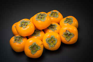 美味しい秋の自然の恵み　柿をたくさん並べて