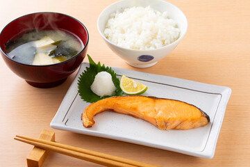 銀鮭の塩焼きとご飯　