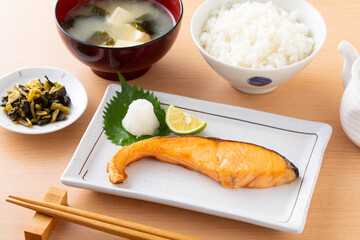 銀鮭の塩焼きとご飯　