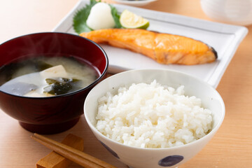 ご飯と銀鮭の塩焼き