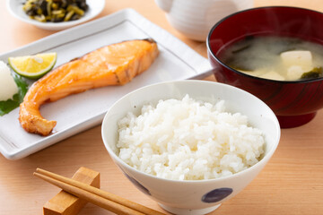 ご飯と銀鮭の塩焼き