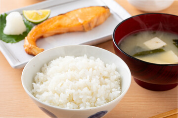 ご飯と銀鮭の塩焼き