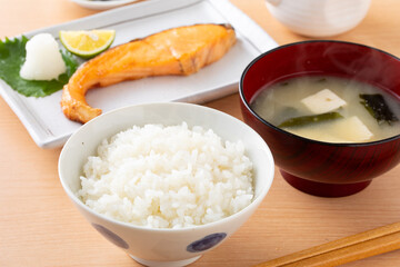 ご飯と銀鮭の塩焼き