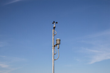 Weather instrument for measuring wind speed and humidity