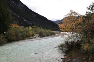 Schöner Herbsttag in den Wäldern von Mittenwald in den Bayerischen Alpen	