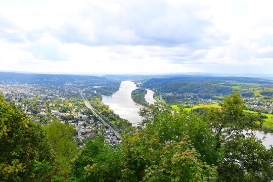 Blick vom Drachenfels auf den Rhein zwischen K&ouml;nigswinter und Bonn