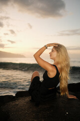 Obraz premium Serene ocean scene capturing feminine elegance during golden glow