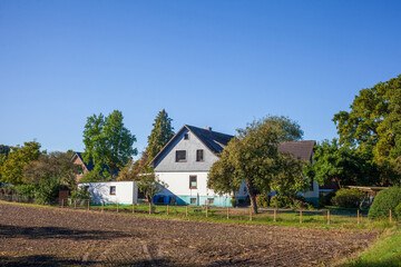 Obraz premium Wohngebäude mit Acker, Einfamilienhaus, Worpswede, Niedersachsen, Deutschland