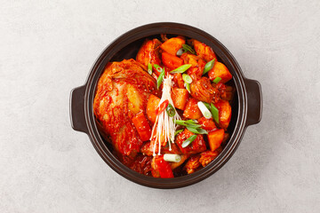 닭볶음탕은 닭고기를 토막 쳐서 양념과 물을 넣고 끓인 음식. 
Dakbokkeumtang is a dish made by boiling chicken pieces with seasoning and water.
