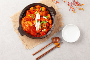 닭볶음탕은 닭고기를 토막 쳐서 양념과 물을 넣고 끓인 음식. 
Dakbokkeumtang is a dish made by boiling chicken pieces with seasoning and water.
