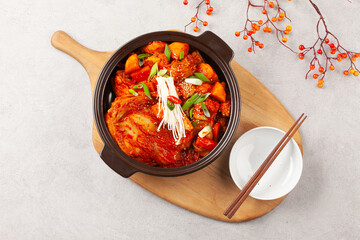 닭볶음탕은 닭고기를 토막 쳐서 양념과 물을 넣고 끓인 음식. 
Dakbokkeumtang is a dish made by boiling chicken pieces with seasoning and water.
