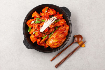 닭볶음탕은 닭고기를 토막 쳐서 양념과 물을 넣고 끓인 음식. 
Dakbokkeumtang is a dish made by boiling chicken pieces with seasoning and water.

